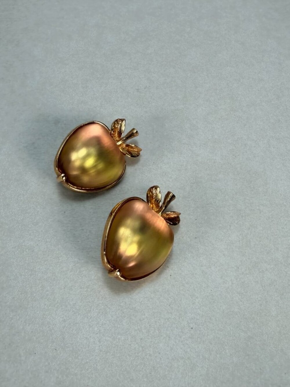 Sarah Coventry Signed Lucite Cabochon Gold Toned Apple Clip On Earrings - Picture 9 of 10